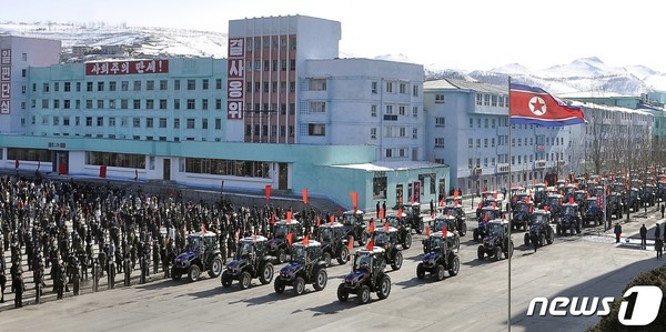 북한 김정은 총비서가 양강도 시, 군에 전달한 트랙터(사진=노동신문/뉴스1)