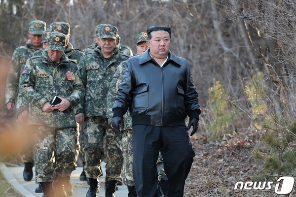 북한 서부지구 중요 작전훈련기지를 현지 시찰하고 있는 김정은 총비서(사진=노동신문/뉴스1)