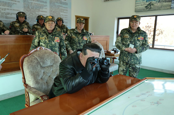 북한 김정은 총비서가 서부지구 중요 작전훈련기지에서 훈련 상황을 점검하고 있다.(사진=노동신문/뉴스1)