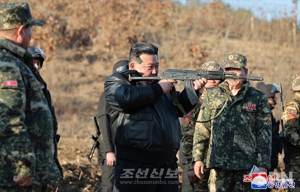 북한 김정은 총비서가 서부지구 중요 작전훈련기지에서 훈련 상황을 점검하고 있다.(사진=조선신보)