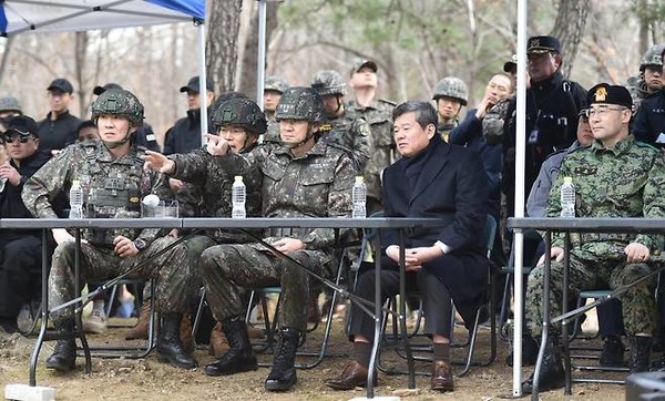김명수 슬롯사이트 꽁머니이 통합방위본부장으로서 6일 서울 영등포구 일대에서 실시한 국가중요시설 테러 대응훈련을 참관하고 있다.(사진=합동참모본부 제공)