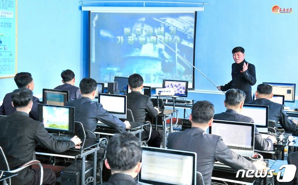 북한 단천마그세샤공장 과학기술보급실에서 선진기술을 습득하고 있는 모습(사진=노동신문/뉴스1)