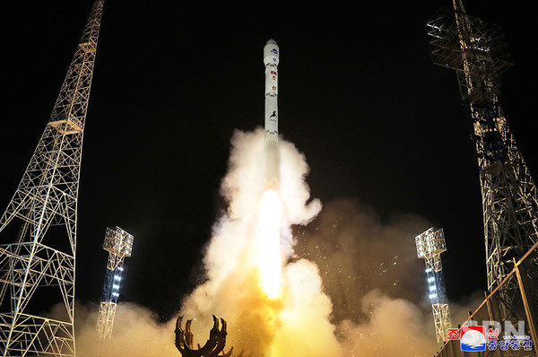 북한이 2023년 11월 21일밤 서해위성발사장에서 군사정찰위성 '만리경-1'호를 발사하고 있다.(사진=조선의 오늘)