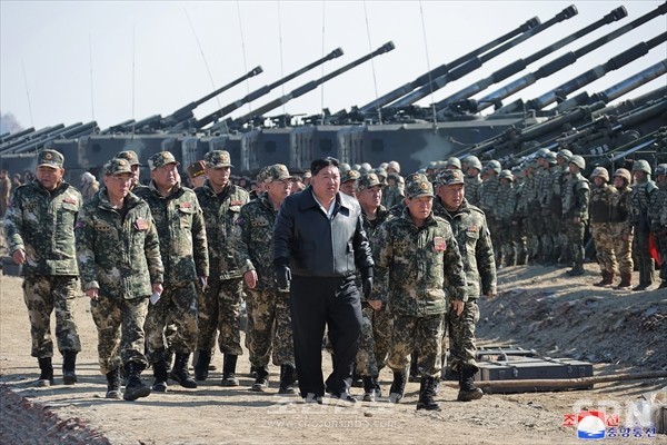 북한 김정은 총비서가 인민군 대연합부대들의 포사격훈련을 현지지도하고 있다.(사진=조선신보)