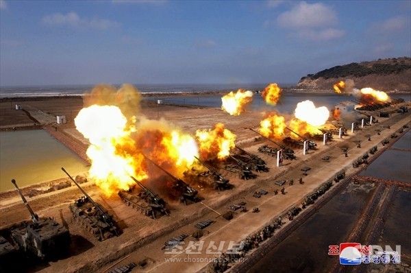 북한 김정은 총비서가 참관한 가운데 7일 인민군 대연합부대들의 포사격훈련이 진행됐다.(사진=조선신보)