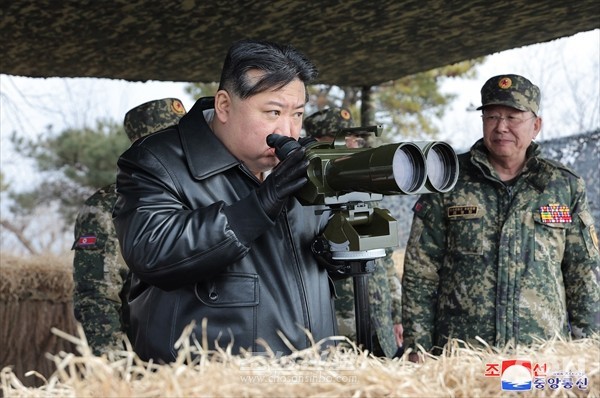북한 김정은 총비서가 인민군 대연합부대들의 포사격훈련을 현지지도하고 있다.(사진=조선신보)