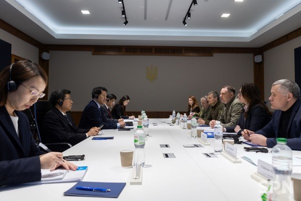 리후이 중국 정부 유라시아 사무 특별대표가 우크라이나를 방문해 안드리 예르마크 대통령 비서실장과 면담하고 있다.(사진=우크라이나 대통령실)