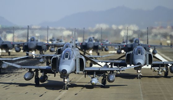 F-4E 팬텀을 필두로 30여 대의 공군 전투기들이 엘리펀트 워크 훈련을 진행하고 있다. (사진=공군 제공)