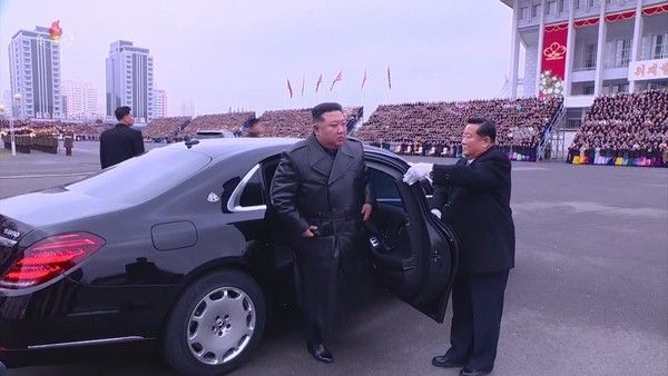 김정은 북한 총비서가 제5차 전국어머니대회 참가자들과 기념사진을 촬영하기 위해 신형 벤츠 전용차를 타고 현장에 도착하고 있다.(사진=조선중앙TV 갈무리)