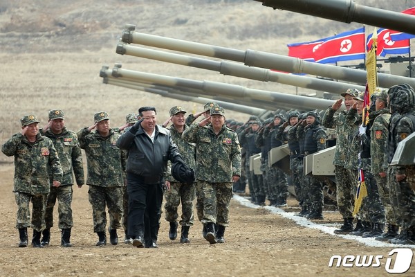 김정은 총비서가 13일 인민군 탱크병 대연합부대의 대항훈련 경기를 현지 지도했다.(사진=노동신문/뉴스1)