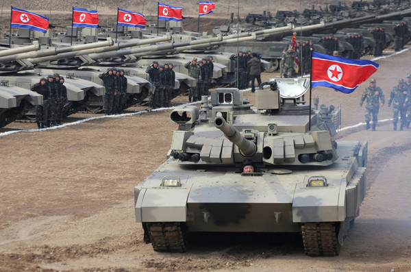 김정은 총비서가 13일 인민군 탱크병 대연합부대의 대항훈련 경기를 현지 지도하면서 신형 탱크를 직접 운전하고 있다.(사진=노동신문/뉴스1)
