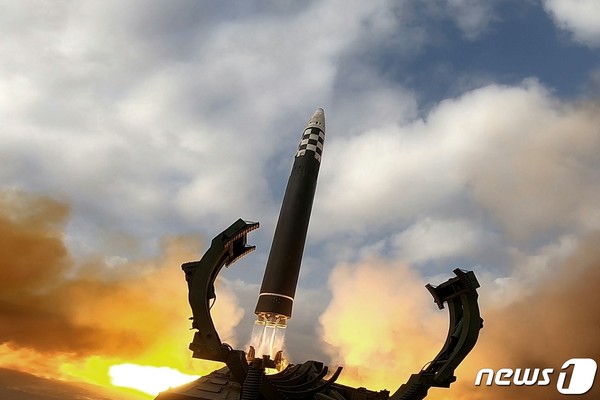 북한이 2022년 11월 18일 대륙간탄도미사일(ICBM) '화성-17'형을 시험발사하고 있다.(사진=노동신문/뉴스1)