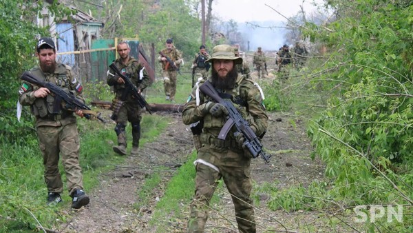 우크라이나 지역에서 수색활동을 벌이고 있는 러시아 특수부대원들(사진=주북 러시아대사관)