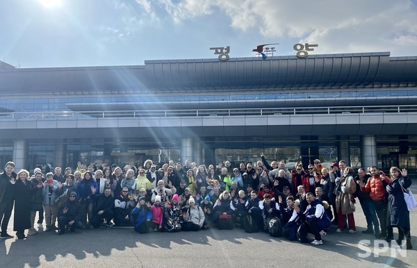 러시아 관광객들이 2월 9일 평양국제공항에 도착해 단체사진을 찍고 있다.(사진=주북 러시아대사관)