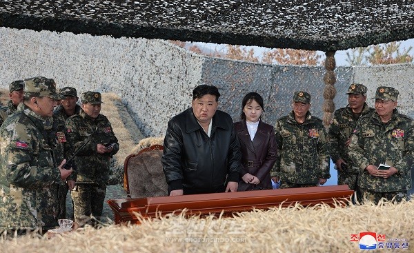 북한 김정은 총비서가 인민군 항공륙전병부대 훈련을 지도하는 모습(사진=조선중앙통신)