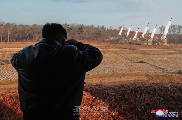 북한 김정은 총비서가 서부지구 포병부대에서 600mm 초대형방사포 사격훈련을 지도하고 있다.(사진=노동신문/뉴스1)