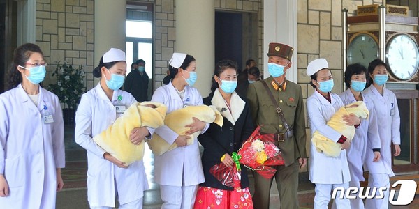 북한 평양산원에서 545번째로 태어난 세쌍둥이가 퇴원하고 있다.(사진=노동신문/뉴스1)