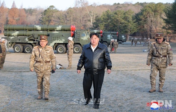 북한 김정은 총비서가 서부지구에서 600mm 초대형방사포 사격훈련을 지도하고 있다.(사진=조선신보)