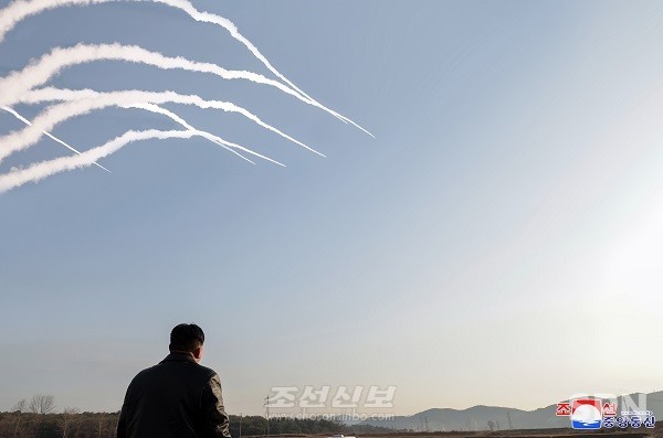 북한 김정은 총비서가 서부지구에서 600mm 초대형방사포 사격훈련을 지도하고 있다.(사진=조선신보)