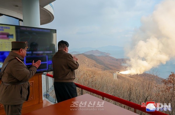 김정은 총비서가 신형중장거리극초음속미사일용 고체연료발동기 지상분출시험을 지도하고 있다.(사진=조선신보)