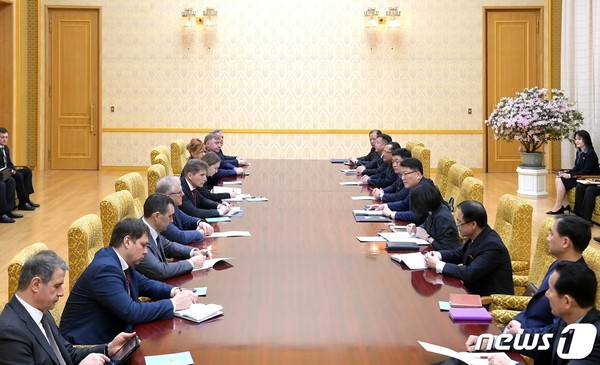 윤정호 북한 대외경제상이 19일 만수대의사당에서 올레그 코제먀코 러시아 연해주 주시사와 회담을 하고 있다.(사진=노동신문/뉴스1)