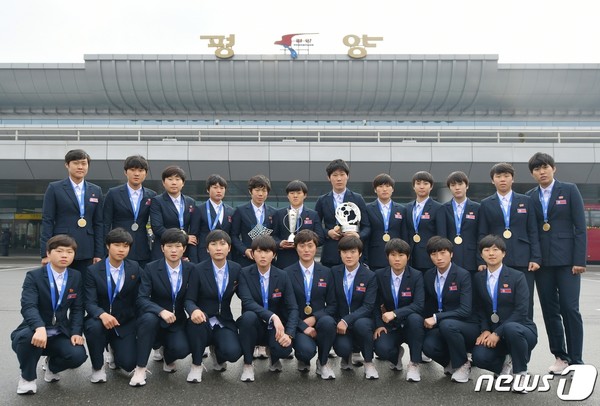아시아축구연맹 U-20 아시안컵에서 우승한 북한 여자축구팀이 귀국한 모습(사진=노동신문/뉴스1)