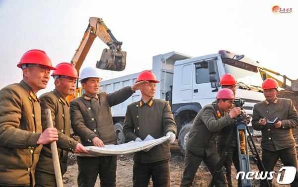 북한 인민군 건설자들이 구성시 지방공업공장 건설에 나선 모습(사진=노동신문/뉴스1)