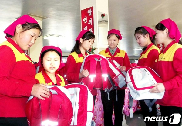 북한 학생가방공장에서 새 학기를 앞두고 신입생들에게 줄 가방을 생산하고 있다.(사진=노동신문/뉴스1)