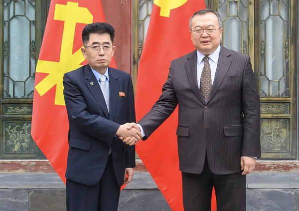 김성남 국제부장(왼쪽)과 류젠차오 중국 공산당 대외연락부장(사진=중국 공산당 대외연락부 홈페이지)