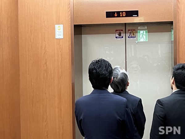 아이보시 고이치 주한 일본 대사가 초치돼 엘리베이터를 기다리고 있다(사진=SPN)