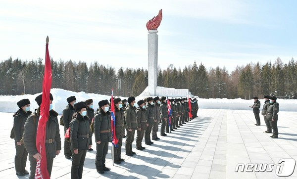 백두산 전적지 답사행군에 나선 북한 전국기자와 언론인들 (사진=노동신문/뉴스1)