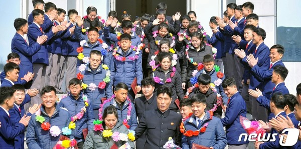 험지로 탄원 진출하는 북한 남포시 청년들(사진=노동신문/뉴스1)