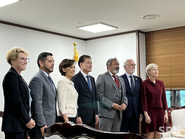 김영호 통일부 장관(가운데)과 미국 의회 코리아스터디그룹 방한단(사진=SPN)