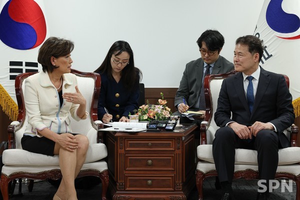 김영호 통일부 장관과 영 김 미국 하원의원(사진=통일부)