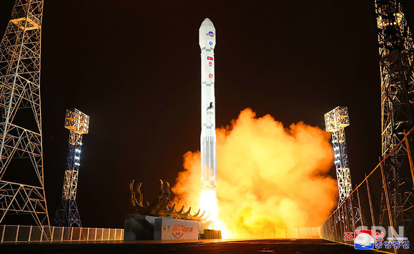 북한이 2023년 11월 21일 군사정찰위성 '만리경-1'호를 발사하고 있다.(사진=조선의 오늘)