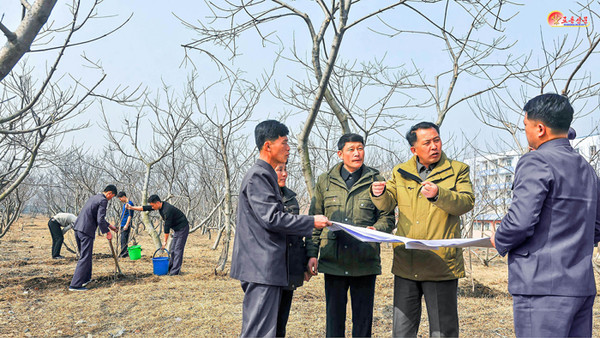 북한 구성시에서 원료기지 조성사업에 나선 모습(사진=노동신문/뉴스1)