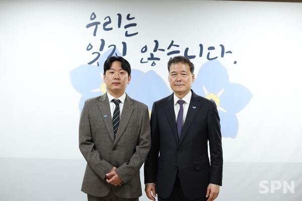 김영호 통일부 장관(오른쪽)과 억류자 최춘길 선교사 아들 최진영씨(사진=통일부)