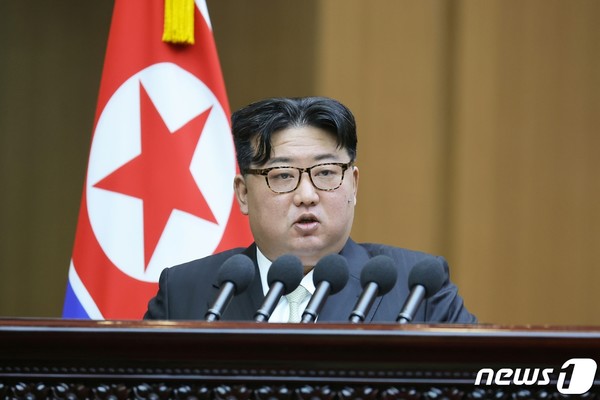 김정은 총비서가 15일 열린 북한 최고인민회의 제14기 제1차회의에서 시정연설을 하고 있다.(사진=노동신문/뉴스1)