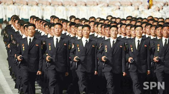 북한 조선인민혁명군 창건 90주년 열병식에 참가한 국가보위성 요원들(사진=조선의 오늘)