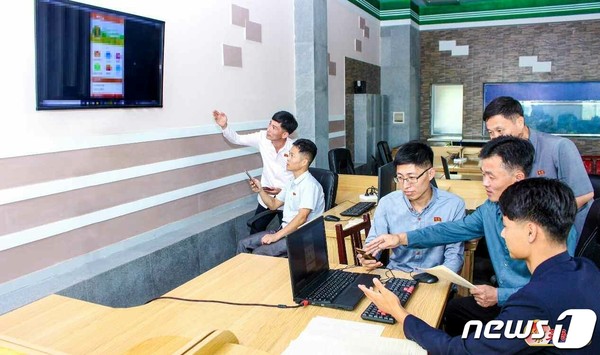 북한 농업과학원 농업정보화연구소 연구 모습(사진=노동신문/뉴스1)