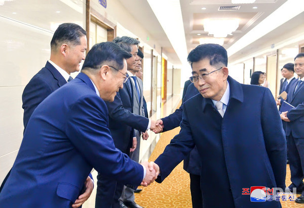 김성남 북한 노동당 국제부장이 중국, 윁남, 라오스를 방문하기 위하여 21일 평양을 출발하고 있다.(사진=내나라)