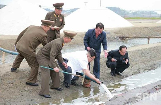 김정은 총비서가 지하초염수 개발 현장을 찾은 모습(사진=노동신문)