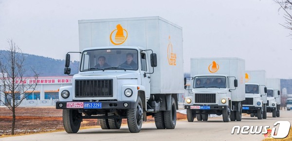 광천닭공장 생산 제품을 수송하는 트럭들(사진=노동신문/뉴스1)