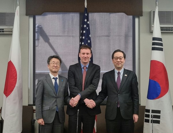 이준일 외교부 북핵외교기획단장, 린 데버부아즈 미국 국무부 대북특별부대표, 쿠마가이 나오키 일본 외무성 슬롯사이트 지니안보대사의(사진=외교부)