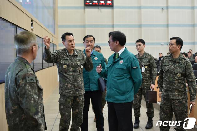 장호진 국가안보실장이 13일 오전 전시지휘소(B-1, 문서고)를 방문해 김명수 합참의장으로부터 2024년 자유의 방패(FS) 연습 진행 상황을 청취하고 있다. (슬롯사이트 업 제공) 2024.3.13/뉴스1 ⓒ News1 오대일 기자