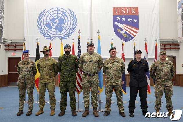 지난 13일 경기 평택시 캠프 험프리스 슬롯사이트 지니군사령부 본청 의장대홀에서 '2024 FS(Freedom Shield· 자유의 방패)' 훈련에 참가한 유엔사 증원 요원들이 포즈를 취하고 있다. (국방일보 제공) 2024.3.14/뉴스1