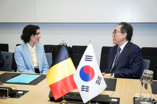 조태열 외교부 장관과 아자 라비브 벨기에 2025년 슬롯사이트(사진=외교부)