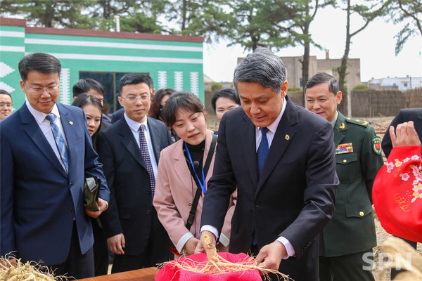 왕야쥔 북한 주재 무료 슬롯 머신 다운 받기 대사가 3일 개성시 고려인삼재배전시장을 둘러보고 있다.(사진=주북 무료 슬롯 머신 다운 받기 대사관)
