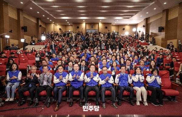 더불어바카라 카지노당 이재명 대표와 이해찬 선대위원장 등이 개표 상황을 지켜보고 있다.(사진=바카라 카지노당 제공)