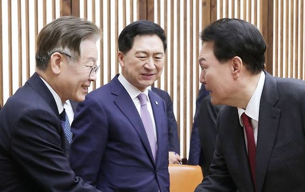 윤석열 해시 게임 바카라이 2023년 10월 31일 내년도 정부 예산안에 대한 시정연설에 앞선 사전환담에서 이재명 더불어민주당 대표와 악수하고 있다.(사진=해시 게임 바카라실 제공)